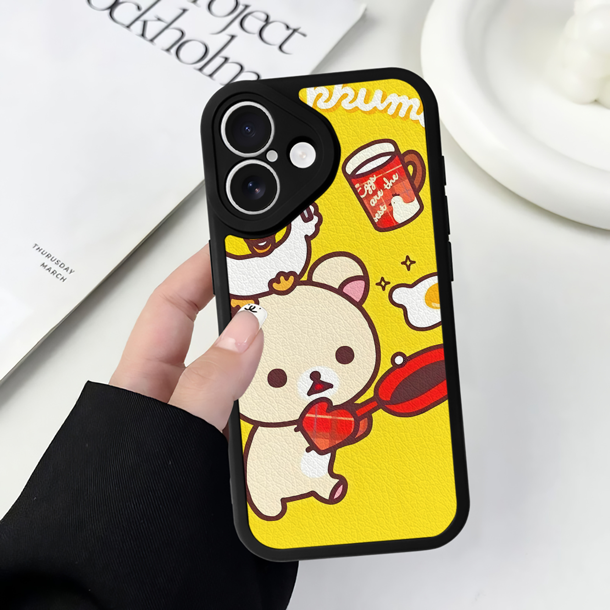 （画像用） リラックマ リラックマ キイロイトリ Rilakkuma Korilakkuma Kiiroitori 【iPhone 16シリーズ対応】シリコンスマホケース（レザー調） 材質：シリコン